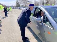 安全運転を呼び掛ける資料を手渡す参加者たち
