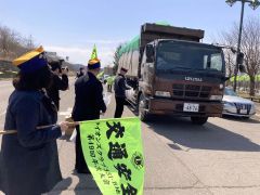 安全運転を呼び掛ける資料を手渡す参加者たち