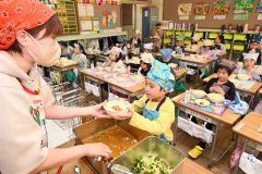 給食を楽しむ一年生（１５日午後０時１５分ごろ。帯広稲田小学校で。金野和彦撮影）