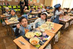 初めての給食を味わう一年生（１５日午後０時１５分ごろ。帯広稲田小学校で。金野和彦撮影）