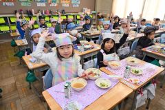 給食を楽しむ一年生（１５日午後０時１５分ごろ。帯広稲田小学校で。金野和彦撮影）