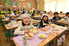 初めての給食、おいしい！　市内小学校の新１年生