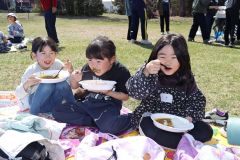 ごみ拾いの後にホタテカレーで昼食　幕別の子ども食堂