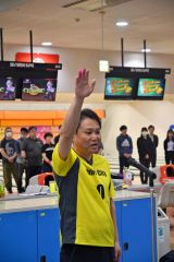 勝毎杯職対ボウリング開幕、帯広市役所Ａの加藤選手宣誓　４０チーム熱戦スタート