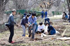 おびひろ動物園清掃奉仕（１４日、金野和彦撮影）