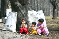おびひろ動物園清掃奉仕（１４日、金野和彦撮影）