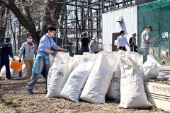 おびひろ動物園清掃奉仕（１４日、金野和彦撮影）