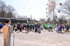 おびひろ動物園清掃奉仕（１４日、金野和彦撮影）