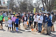 おびひろ動物園清掃奉仕（１４日、金野和彦撮影）