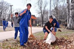 おびひろ動物園清掃奉仕（１４日、金野和彦撮影）