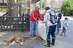 おびひろ動物園清掃奉仕（１４日、金野和彦撮影）
