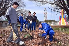 おびひろ動物園清掃奉仕（１４日、金野和彦撮影）