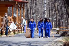 おびひろ動物園清掃奉仕（１４日、金野和彦撮影）