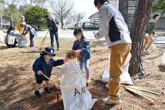 枝や枯れ葉などを拾い集める参加者（１４日、金野和彦撮影）