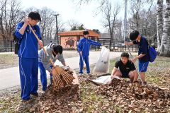 枝や枯れ葉などを拾い集める参加者（１４日、金野和彦撮影）