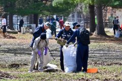 おびひろ動物園清掃奉仕（１４日、金野和彦撮影）
