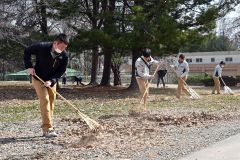おびひろ動物園清掃奉仕（１４日、金野和彦撮影）