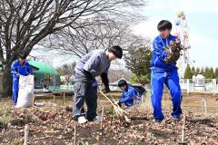 夏期開園前にボランティアが清掃奉仕　おびひろ動物園