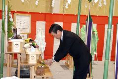 玉串を奉てんする前川組合長
