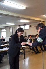 修了証を受け取る佐藤礼那さん
