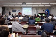 ２氏の講演に耳を傾ける参加者ら