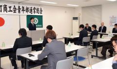 あいさつする南部長