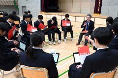 企業経営者らから仕事の話などを聞く生徒