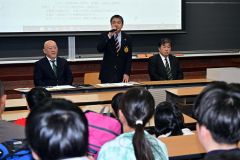 開校式であいさつする高城修治校長
