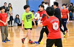 パス練習に取り組むスクール生