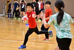 パス練習に取り組むスクール生