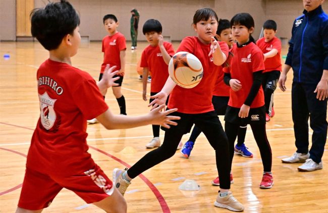 新シーズンへ元気にパス　帯広ラグビースクール開校式