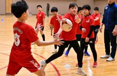 新シーズンへ元気にパス　帯広ラグビースクール開校式