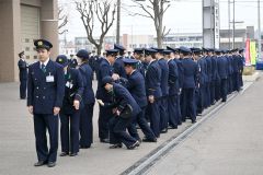 服装点検する署員ら（１７日８時４０分ごろ、とかち広域消防局）
