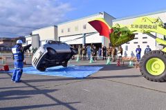 道路をふさいで横転した乗用車を動かす道開発局の啓開訓練（２０２３年１１月、広尾町内で）