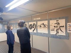 個性豊かな書道の作品が並ぶ
