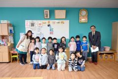 交通安全絵本を受け取った園児一同