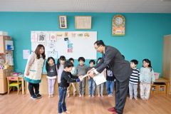 全幼稚園、保育園に交通安全絵本を寄贈　帯広トヨタ会～こぼれ話