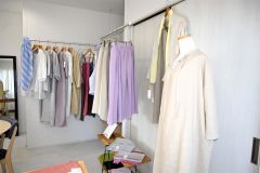 作家による手仕事の商品が並ぶ店内
