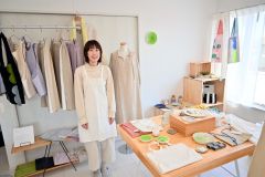 芽室町のまちなかに店を移転した小野寺さん。作家による手仕事の商品が並ぶ店内