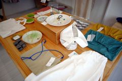 作家による手仕事の商品が並ぶ店内
