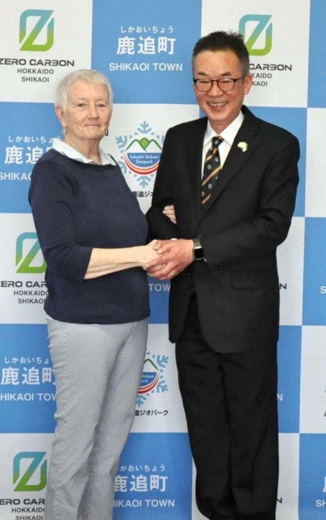姉妹都市ストニィプレイン町からペギーさん来町　２カ月滞在、園児や高校生と交流