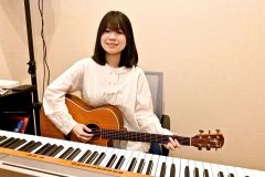 自身の経験を生かし、ボーカル教室のインストラクターとして、生徒と音楽活動を続ける「由－ｉｕ－」さん