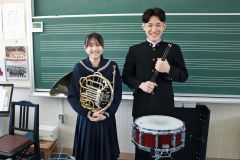 パーカッションの部で金賞の長山さん（右）とホルンの部で銅賞の菅原さん