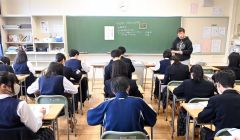 全国学力テストの用紙が配布され説明を受ける生徒たち（１８日午前８時４０分ごろ、帯広翔陽中）