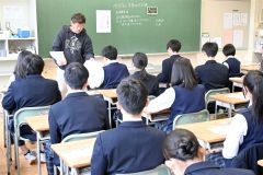 全国学力テストについて説明を受けて用紙をもらう生徒たち（１８日午前８時４０分ごろ、帯広翔陽中）