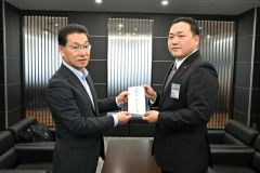 支援金を十勝日台親善協会の所紀夫会長（左）に手渡すＪＣＩ帯広の加藤理事長
