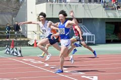 【男子１００メートル】ゴールラインを切る（手前から）２位の浅野優輝（東海大札幌）と１位の中村伊吹（天海ＡＣ）