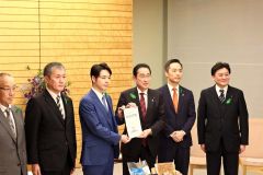 岸田首相（右から３人目）と面会した鈴木知事（同４人目）＝１５日、道庁提供