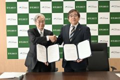 協定書に署名した帯広畜産大学の長澤秀行学長（右）、とかち財団の金山紀久理事長