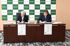 署名する長澤秀行学長（右）、金山紀久理事長